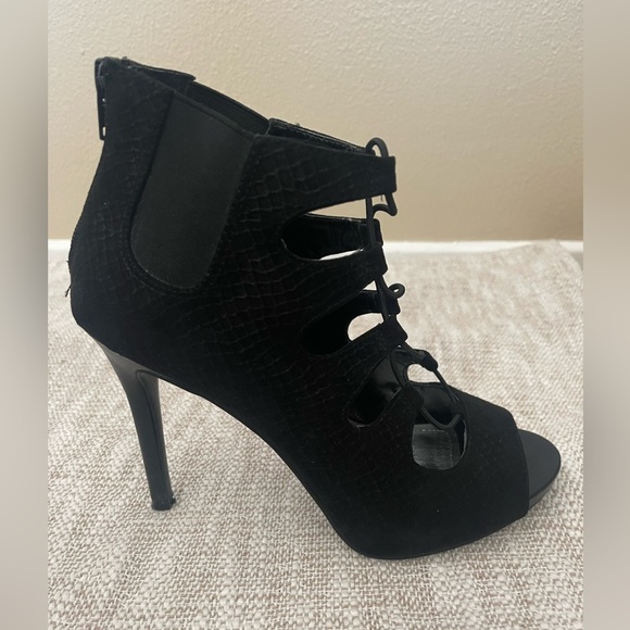 Jennifer Lopez Black Suede Heels - Picture 2 of 9